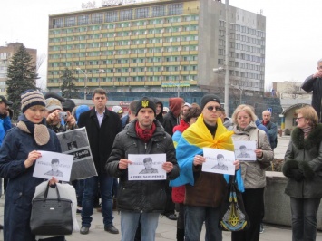 Запорожцы поддержали Савченко "живой цепью" (ФОТО)