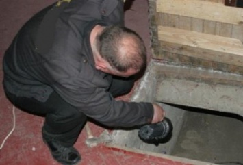 Труп пенсионера с ссадинами на голове нашли в подвале дома в Подмосковье