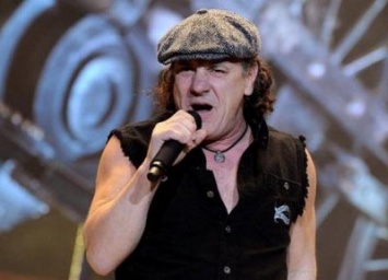 Вокалист AC/DC прекратил выступления в США из-за риска полностью потерять слух