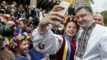 Порошенко показал трогательное видео с известными украинками