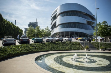 Mercedes подготовил для сотрудников BMW подарок