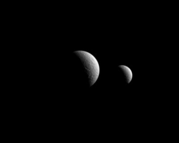 Cassini сфотографировал Тефию и Рею