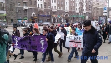 В Харькове женский Марш солидарности охраняли полиция и добровольцы