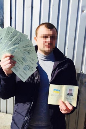 В Луганской области «Фантом» задержал партию водительских удостоверений и бланков о прохождении обучения вождению