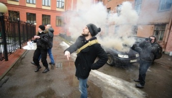 Страшная месть: молодчики с яйцами напали на консульство Украины в Питере