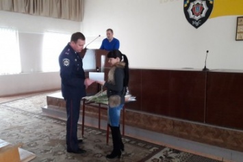 Начальник Добропольского отделения полиции поздравил коллег-женщин с 8 Марта