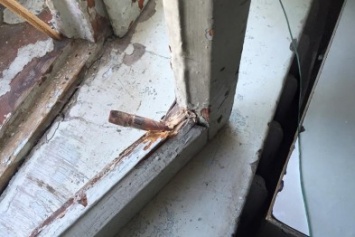 Окно больницы в Донецке пробила пуля (ФОТО)
