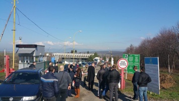 Скандал в Закарпатье: водители перекрыли украинско-словацкую границу (ФОТО)