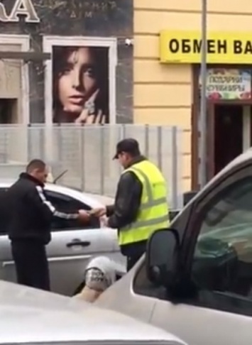 В центре Одессы задержали псевдопарковщиков, которые незаконно собирали деньги с водителей