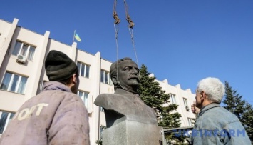 В Запорожье декоммунизировали Орджоникидзе. На очереди - еще два "идола"