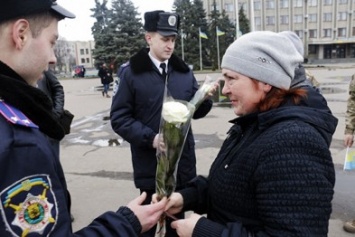 Полиция вручала славянкам "цветочные штрафы" (фото)