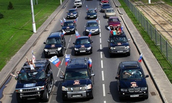 Путин официально приравнял автопробеги к массовым митингам