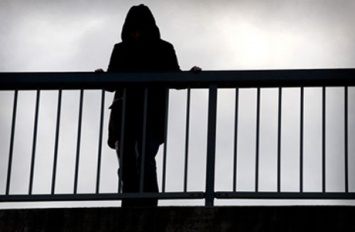 В Закарпатской обл. 16-летняя девушка пыталась покончить жизнь самоубийством, спрыгнув с моста