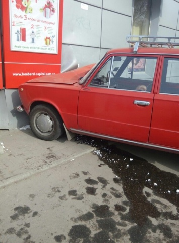 На Правом берегу водитель "Жигулей" протаранил ломбард (ФОТОфакт)