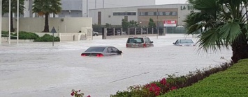 В Абу-Даби сильный ураган: город оказалось под водой