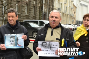 Друг семьи Савченко выдвинул ультиматум Путину под окнами&8230; Порошенко