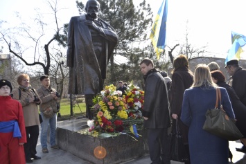 Студенты николаевской «аграрки» возложили цветы к памятнику Шевченко по случаю годовщины со дня рождения