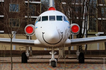В одном из новых кварталов Одессы "приземлился" Як-40 (фотофакт)