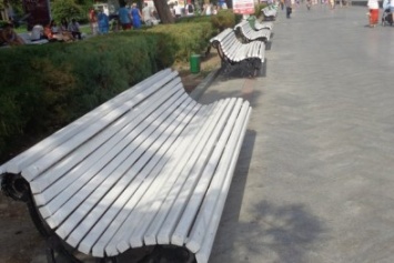 На ялтинской набережной установят 150 новых скамеек