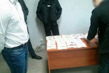 В Харькове служащий управления юстиции попался на взятке (ФОТО)
