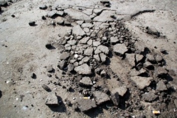 В Днепропетровске асфальт крошиться под ногами горожан (ВИДЕО)