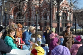 На Соборной площади в Днепродзержинске празднуют Масленицу