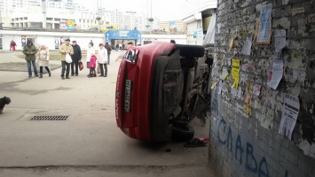 В Киеве иномарка слетела с дороги в пешеходный переход и врезалась в киоск