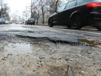 Московских дорожников заставляют делать "х**ню" вместо асфальта: как для "галочки" чинят дороги в РФ