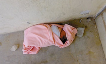 В подъезде многоэтажки в Новосибирске жильцы нашли младенца