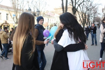 В центре Одессы активисты обнимали прохожих