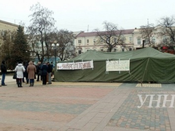 Группа кировоградцев переночевала под горсоветом из-за "квартирного вопроса"