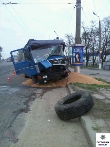 В Николаеве два грузовика столкнулись, потому что водитель уснул за рулем