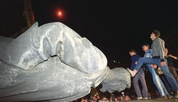 В Москве проверяют законность сноса Дзержинского на Лубянке в 1991