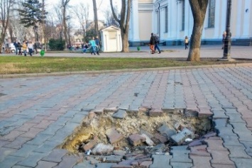 На одесской Соборке тротуар ушел под землю (ФОТО)