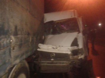 Микроавтобус столкнулся с грузовиком в Ровно