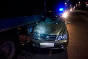 В Житомире водитель легковушки протаранил грузовик и оказался в больнице