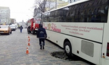 Вблизи дома Кличко автобус с детьми провалился в яму
