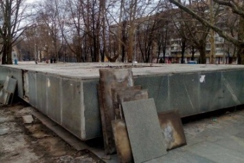 В Запорожье завершили демонтаж памятника Дзержинскому (ФОТО)