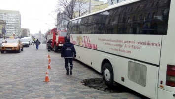 Автобус с детьми провалился в яму в центре Киева