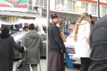 В Одессе на "Привозе" пьяный священник просит денег (ФОТО)