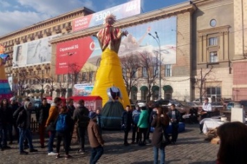 На площади Свободы готовятся встречать Масленицу (фото)