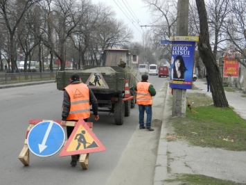 В Николаеве начали вручную убирать обочины дорог