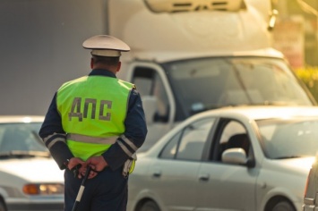 Полицейский спас двоих из горящего на КАД автомобиля