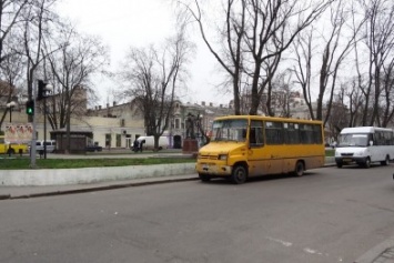 В центре Одессы маршрутчики устроили парад грязных автобусов (ФОТО)