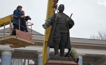 В Запорожье демонтировали памятник Кирову