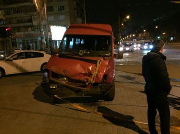 В центре Запорожья маршрутка врезалась в легковушку (Фото)