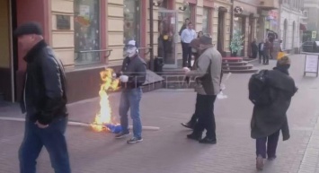 В Москве неизвестные в масках сожгли украинский флаг