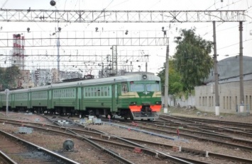 В Москве бетонная опора ЛЭП упала на вагон электрички