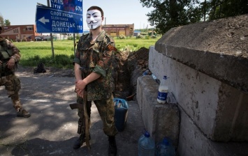 Донецкая молодежь собирается в "Барбери" и обсуждает, в какой же совок угодила эта "ДНР"