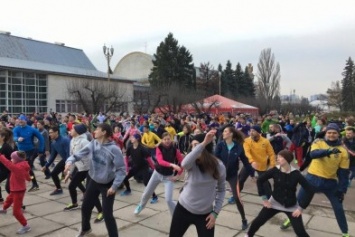 В Киеве более 300 человек утроили флеш-моб в поддержку Крыма (ФОТО)